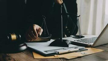 rättvisa och lag koncept.manlig domare i en rättssal med klubban, arbetar med, dator och dockningstangentbord, glasögon, på bordet i morgonljus video