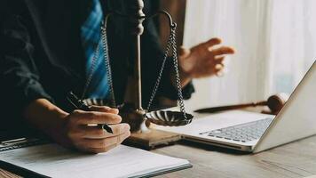 rättvisa och lag koncept.manlig domare i en rättssal med klubban, arbetar med, dator och dockningstangentbord, glasögon, på bordet i morgonljus video