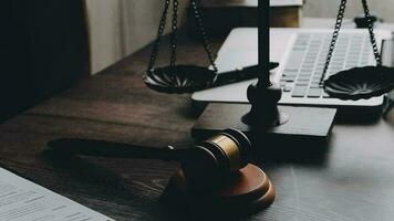 rättvisa och lag koncept.manlig domare i en rättssal med klubban, arbetar med, dator och dockningstangentbord, glasögon, på bordet i morgonljus video