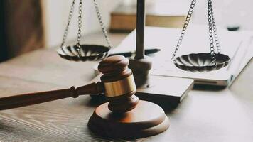 rättvisa och lag koncept.manlig domare i en rättssal med klubban, arbetar med, dator och dockningstangentbord, glasögon, på bordet i morgonljus video