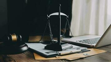 rättvisa och lag koncept.manlig domare i en rättssal med klubban, arbetar med, dator och dockningstangentbord, glasögon, på bordet i morgonljus video