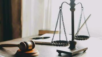 rättvisa och lag koncept.manlig domare i en rättssal med klubban, arbetar med, dator och dockningstangentbord, glasögon, på bordet i morgonljus video