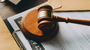 rättvisa och lag koncept.manlig domare i en rättssal med klubban, arbetar med, dator och dockningstangentbord, glasögon, på bordet i morgonljus video