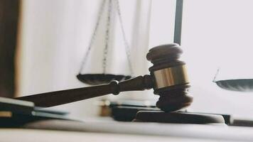 rättvisa och lag koncept.manlig domare i en rättssal med klubban, arbetar med, dator och dockningstangentbord, glasögon, på bordet i morgonljus video