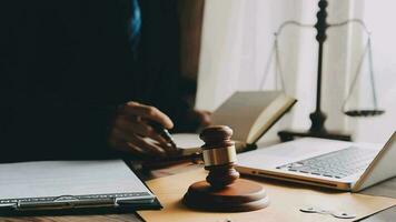 rättvisa och lag koncept.manlig domare i en rättssal med klubban, arbetar med, dator och dockningstangentbord, glasögon, på bordet i morgonljus video