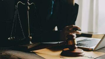 rättvisa och lag koncept.manlig domare i en rättssal med klubban, arbetar med, dator och dockningstangentbord, glasögon, på bordet i morgonljus video