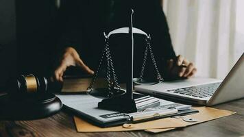 rättvisa och lag koncept.manlig domare i en rättssal med klubban, arbetar med, dator och dockningstangentbord, glasögon, på bordet i morgonljus video