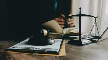 rättvisa och lag koncept.manlig domare i en rättssal med klubban, arbetar med, dator och dockningstangentbord, glasögon, på bordet i morgonljus video