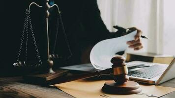 rättvisa och lag koncept.manlig domare i en rättssal med klubban, arbetar med, dator och dockningstangentbord, glasögon, på bordet i morgonljus video