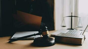 rättvisa och lag koncept.manlig domare i en rättssal med klubban, arbetar med, dator och dockningstangentbord, glasögon, på bordet i morgonljus video