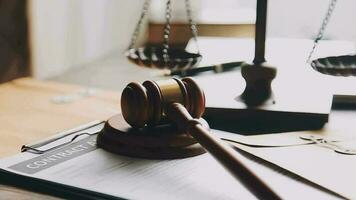 rättvisa och lag koncept.manlig domare i en rättssal med klubban, arbetar med, dator och dockningstangentbord, glasögon, på bordet i morgonljus video