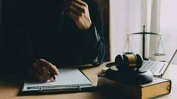 rättvisa och lag koncept.manlig domare i en rättssal med klubban, arbetar med, dator och dockningstangentbord, glasögon, på bordet i morgonljus video