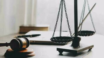 rättvisa och lag koncept.manlig domare i en rättssal med klubban, arbetar med, dator och dockningstangentbord, glasögon, på bordet i morgonljus video