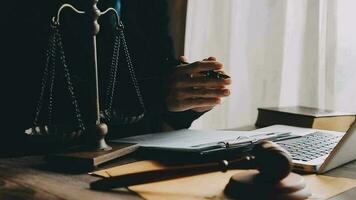 rättvisa och lag koncept.manlig domare i en rättssal med klubban, arbetar med, dator och dockningstangentbord, glasögon, på bordet i morgonljus video