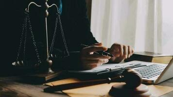 rättvisa och lag koncept.manlig domare i en rättssal med klubban, arbetar med, dator och dockningstangentbord, glasögon, på bordet i morgonljus video