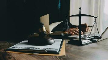 rättvisa och lag koncept.manlig domare i en rättssal med klubban, arbetar med, dator och dockningstangentbord, glasögon, på bordet i morgonljus video