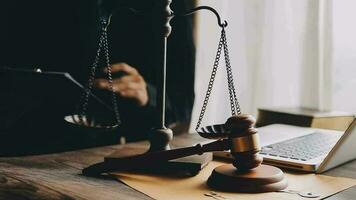 rättvisa och lag koncept.manlig domare i en rättssal med klubban, arbetar med, dator och dockningstangentbord, glasögon, på bordet i morgonljus video