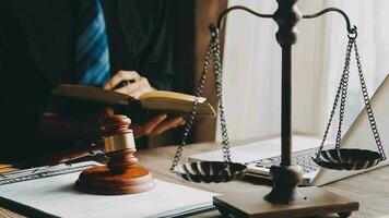 rättvisa och lag koncept.manlig domare i en rättssal med klubban, arbetar med, dator och dockningstangentbord, glasögon, på bordet i morgonljus video