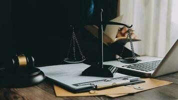 rättvisa och lag koncept.manlig domare i en rättssal med klubban, arbetar med, dator och dockningstangentbord, glasögon, på bordet i morgonljus video