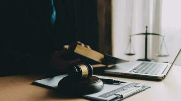 rättvisa och lag koncept.manlig domare i en rättssal med klubban, arbetar med, dator och dockningstangentbord, glasögon, på bordet i morgonljus video