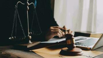 rättvisa och lag koncept.manlig domare i en rättssal med klubban, arbetar med, dator och dockningstangentbord, glasögon, på bordet i morgonljus video