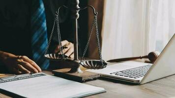 rättvisa och lag koncept.manlig domare i en rättssal med klubban, arbetar med, dator och dockningstangentbord, glasögon, på bordet i morgonljus video