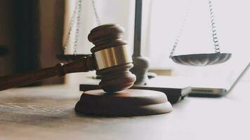 rättvisa och lag koncept.manlig domare i en rättssal med klubban, arbetar med, dator och dockningstangentbord, glasögon, på bordet i morgonljus video