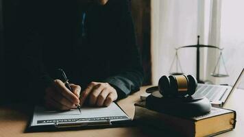 rättvisa och lag koncept.manlig domare i en rättssal med klubban, arbetar med, dator och dockningstangentbord, glasögon, på bordet i morgonljus video