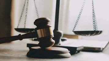 rättvisa och lag koncept.manlig domare i en rättssal med klubban, arbetar med, dator och dockningstangentbord, glasögon, på bordet i morgonljus video