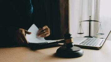 rättvisa och lag koncept.manlig domare i en rättssal med klubban, arbetar med, dator och dockningstangentbord, glasögon, på bordet i morgonljus video