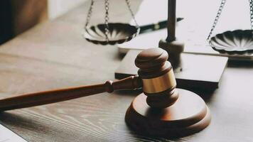 rättvisa och lag koncept.manlig domare i en rättssal med klubban, arbetar med, dator och dockningstangentbord, glasögon, på bordet i morgonljus video