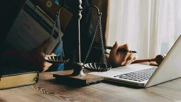 rättvisa och lag koncept.manlig domare i en rättssal med klubban, arbetar med, dator och dockningstangentbord, glasögon, på bordet i morgonljus video