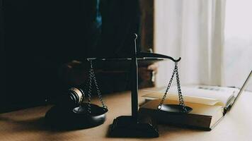 rättvisa och lag koncept.manlig domare i en rättssal med klubban, arbetar med, dator och dockningstangentbord, glasögon, på bordet i morgonljus video