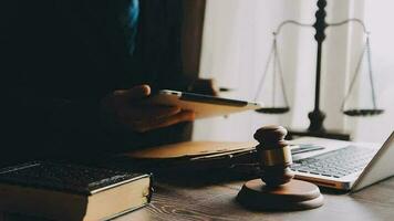 rättvisa och lag koncept.manlig domare i en rättssal med klubban, arbetar med, dator och dockningstangentbord, glasögon, på bordet i morgonljus video