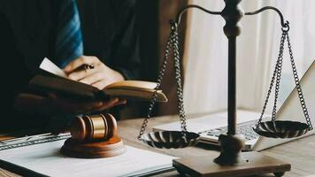 rättvisa och lag koncept.manlig domare i en rättssal med klubban, arbetar med, dator och dockningstangentbord, glasögon, på bordet i morgonljus video