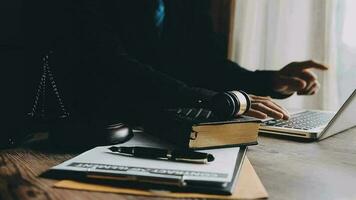 rättvisa och lag koncept.manlig domare i en rättssal med klubban, arbetar med, dator och dockningstangentbord, glasögon, på bordet i morgonljus video