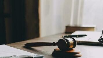 rättvisa och lag koncept.manlig domare i en rättssal med klubban, arbetar med, dator och dockningstangentbord, glasögon, på bordet i morgonljus video