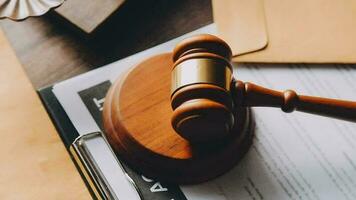 rättvisa och lag koncept.manlig domare i en rättssal med klubban, arbetar med, dator och dockningstangentbord, glasögon, på bordet i morgonljus video