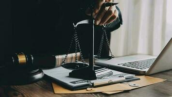 rättvisa och lag koncept.manlig domare i en rättssal med klubban, arbetar med, dator och dockningstangentbord, glasögon, på bordet i morgonljus video