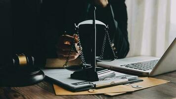 rättvisa och lag koncept.manlig domare i en rättssal med klubban, arbetar med, dator och dockningstangentbord, glasögon, på bordet i morgonljus video