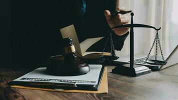 rättvisa och lag koncept.manlig domare i en rättssal med klubban, arbetar med, dator och dockningstangentbord, glasögon, på bordet i morgonljus video