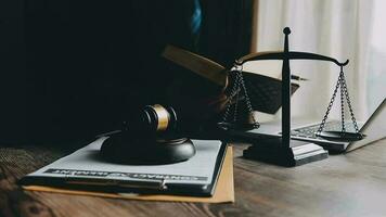 rättvisa och lag koncept.manlig domare i en rättssal med klubban, arbetar med, dator och dockningstangentbord, glasögon, på bordet i morgonljus video