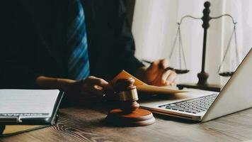 rättvisa och lag koncept.manlig domare i en rättssal med klubban, arbetar med, dator och dockningstangentbord, glasögon, på bordet i morgonljus video
