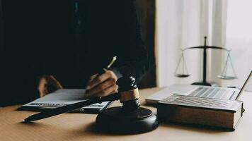 rättvisa och lag koncept.manlig domare i en rättssal med klubban, arbetar med, dator och dockningstangentbord, glasögon, på bordet i morgonljus video