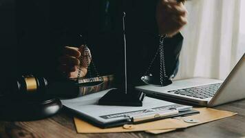 rättvisa och lag koncept.manlig domare i en rättssal med klubban, arbetar med, dator och dockningstangentbord, glasögon, på bordet i morgonljus video