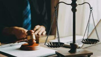 rättvisa och lag koncept.manlig domare i en rättssal med klubban, arbetar med, dator och dockningstangentbord, glasögon, på bordet i morgonljus video