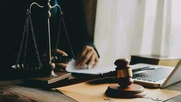 rättvisa och lag koncept.manlig domare i en rättssal med klubban, arbetar med, dator och dockningstangentbord, glasögon, på bordet i morgonljus video