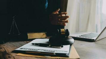rättvisa och lag koncept.manlig domare i en rättssal med klubban, arbetar med, dator och dockningstangentbord, glasögon, på bordet i morgonljus video
