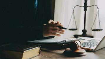 rättvisa och lag koncept.manlig domare i en rättssal med klubban, arbetar med, dator och dockningstangentbord, glasögon, på bordet i morgonljus video