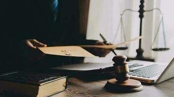 rättvisa och lag koncept.manlig domare i en rättssal med klubban, arbetar med, dator och dockningstangentbord, glasögon, på bordet i morgonljus video